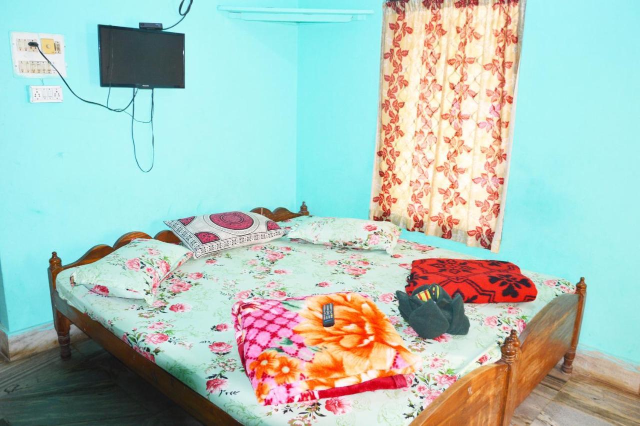 Hotel Radha Krishna Puri Buitenkant foto