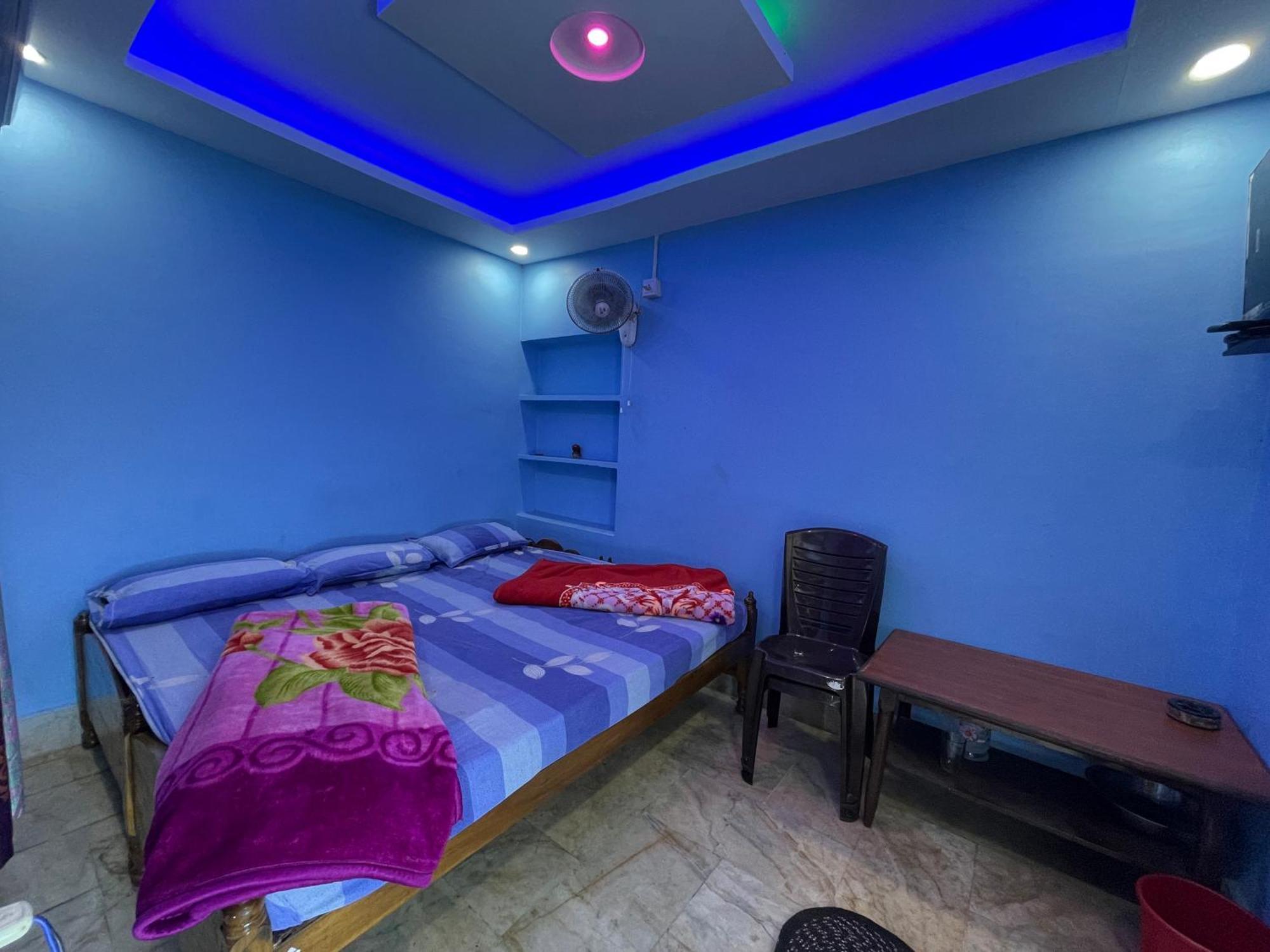 Hotel Radha Krishna Puri Buitenkant foto