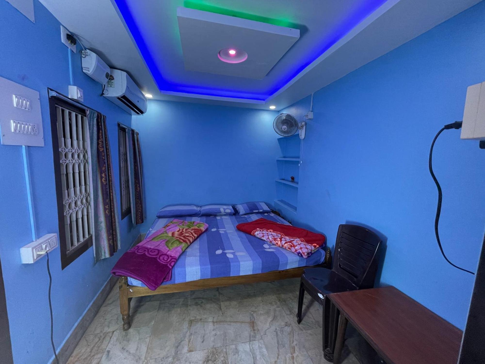 Hotel Radha Krishna Puri Buitenkant foto