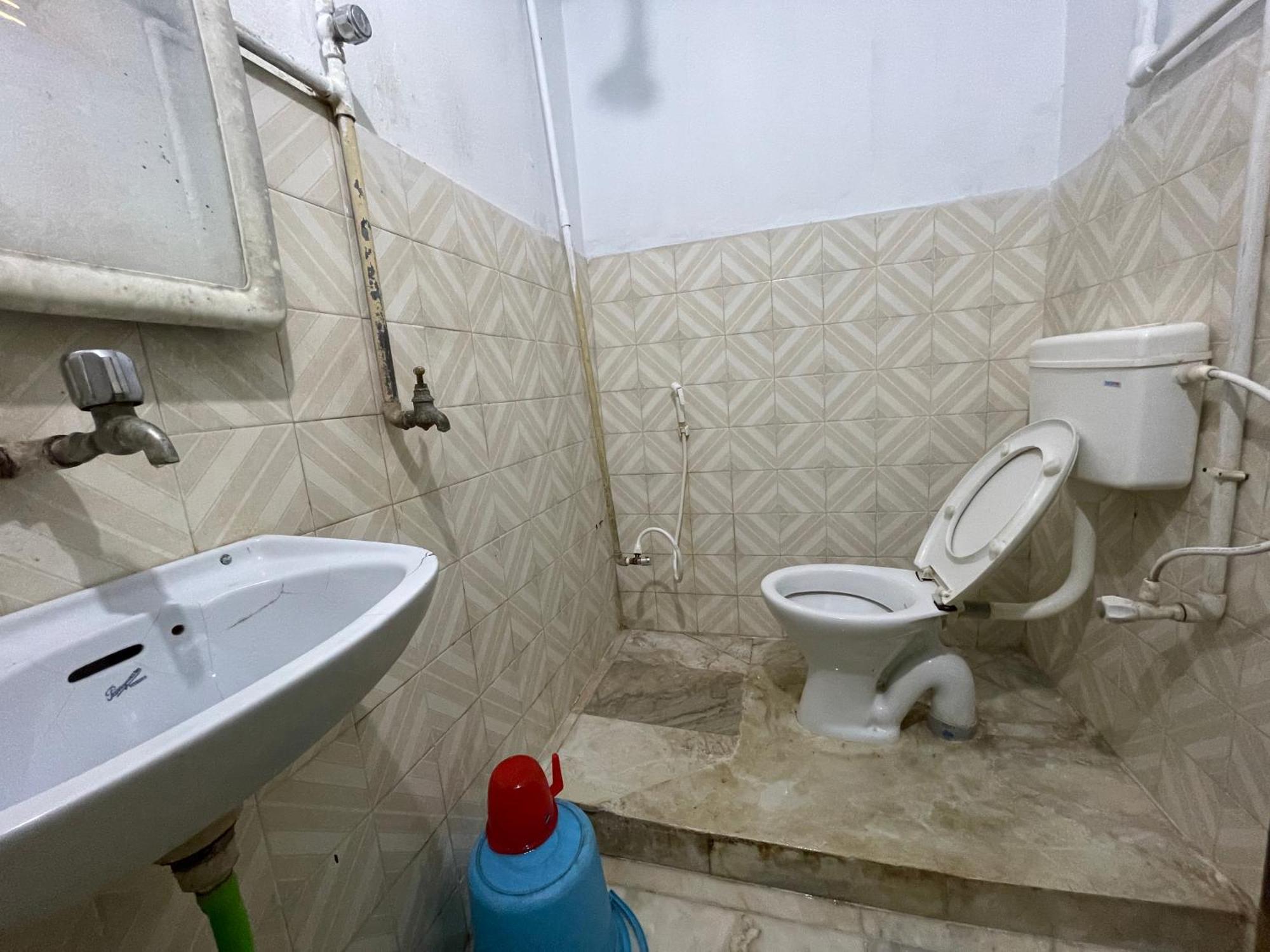 Hotel Radha Krishna Puri Buitenkant foto